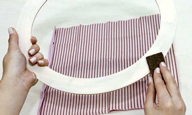 Retire a base do quadro e passe com pincel uma camada fina de cola Faca Voce Mesmo Enfeites Quarto Bebe ~ Retire a base do quadro e passe com pincel uma camada fina de cola