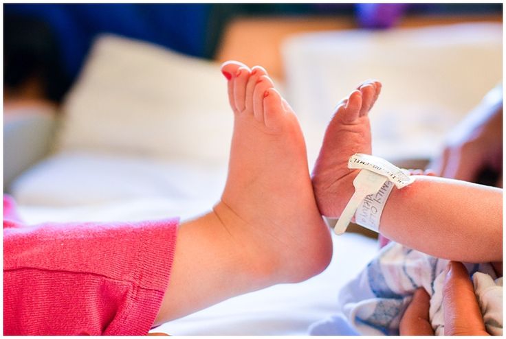 recém-nascido no hospital pés