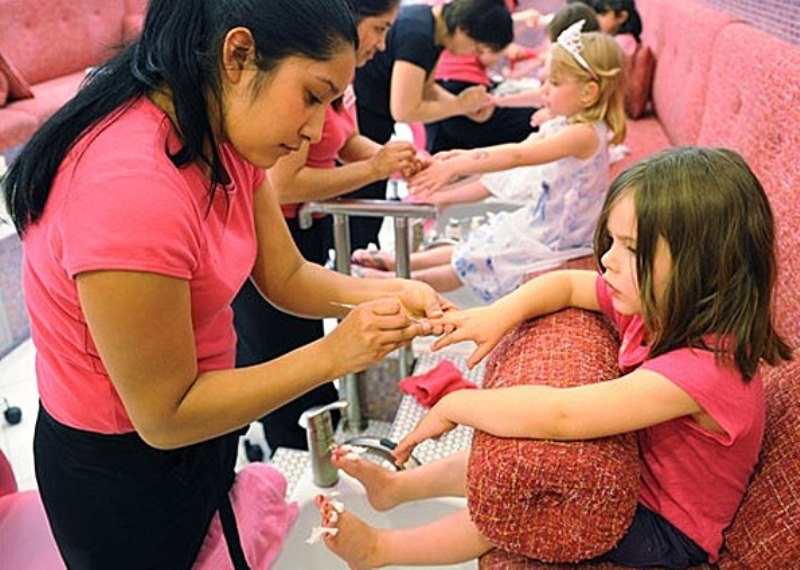 Comemoração de aniversário infantil em salão de beleza dá direito