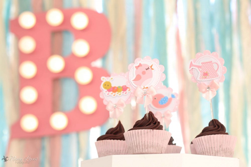festa-infantil-tema-jardim-cupcakes
