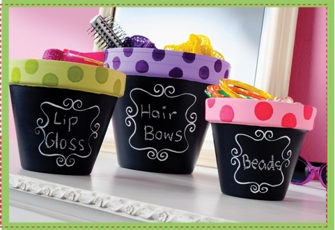 organizando-enfeites-de-cabelo-em-vasos
