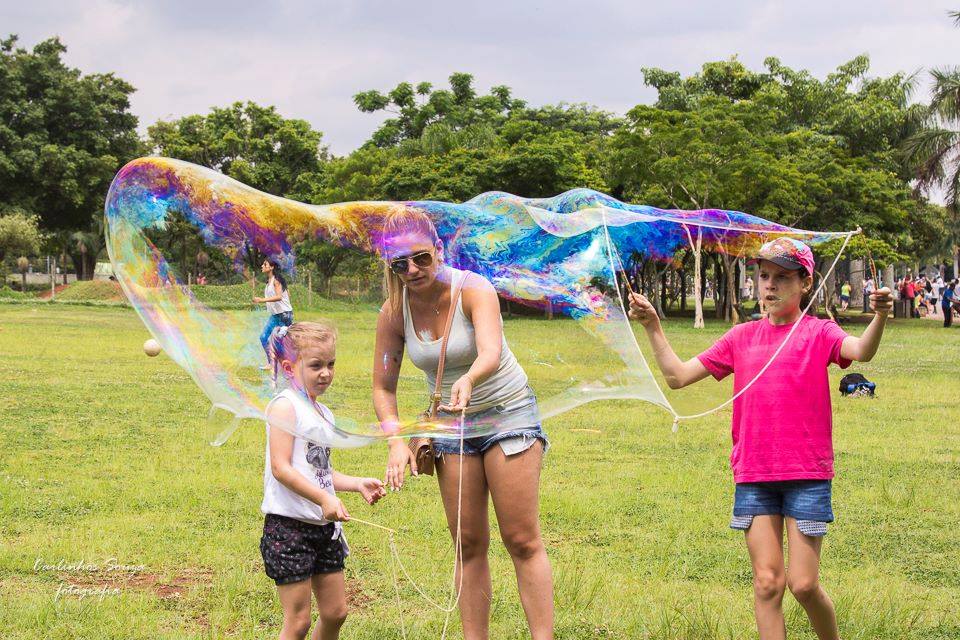 brincadeiras-ao-ar-livre-bola-de-sabao-gigante