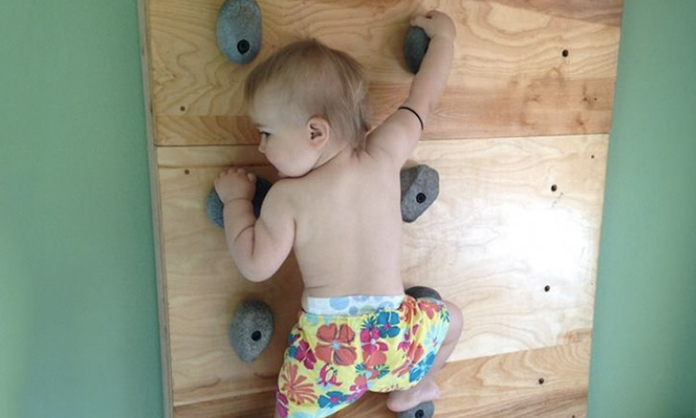 Crédito: Hypeness (bebê que aprendeu a escalar antes de andar)