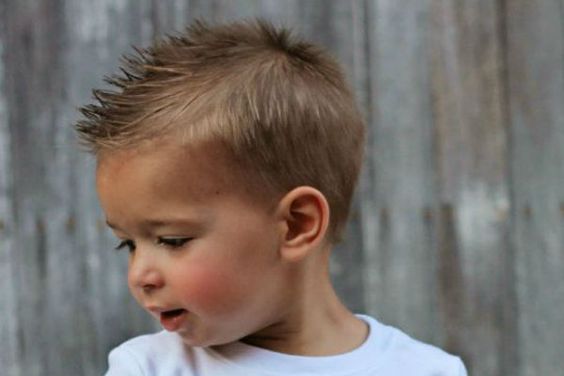 corte de cabelo de criança de menino