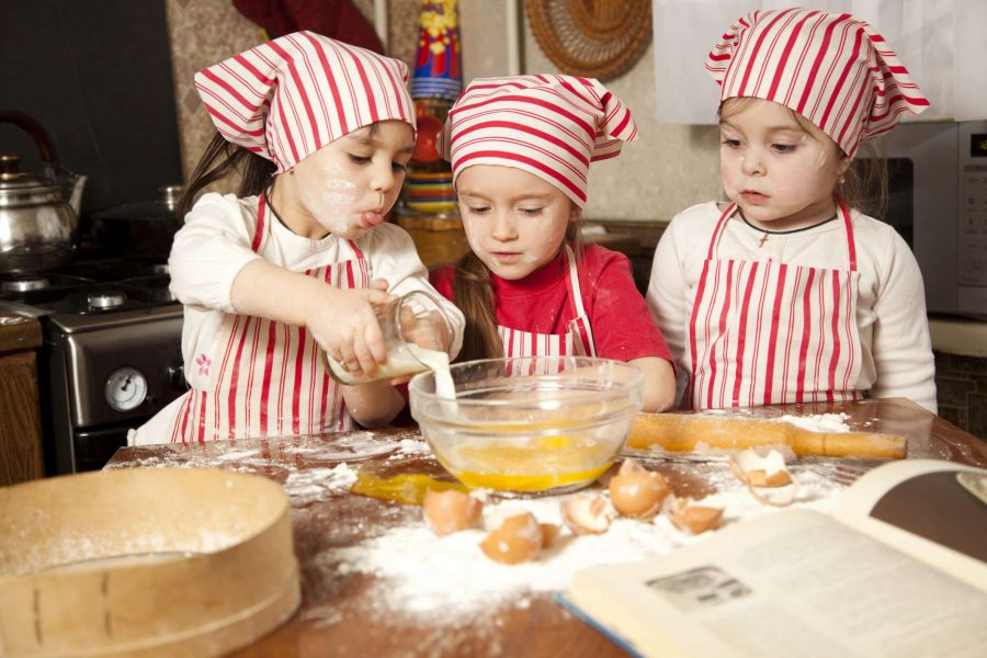 brincaderias-ferias-escolares-crianca-na-cozinha