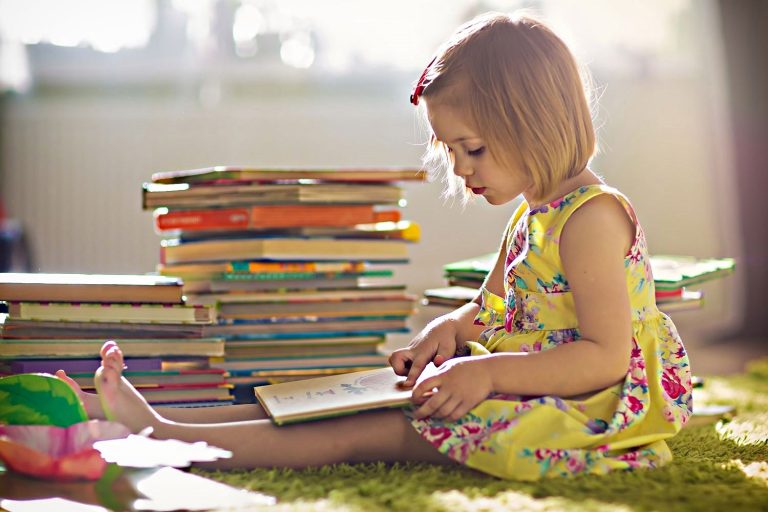 5 Dicas para ajudar na alfabetização do seu filho (e 79 livros infantis para essa fase) 5 Dicas para ajudar na alfabetização do seu filho (e 79 livros infantis para essa fase)