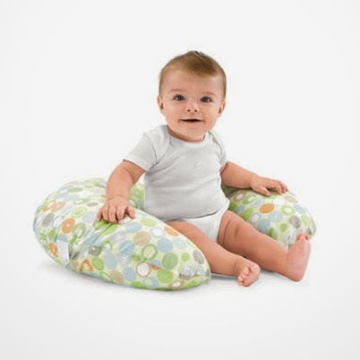 Usando a almofada de amamentação como apoio para o bebê sentado