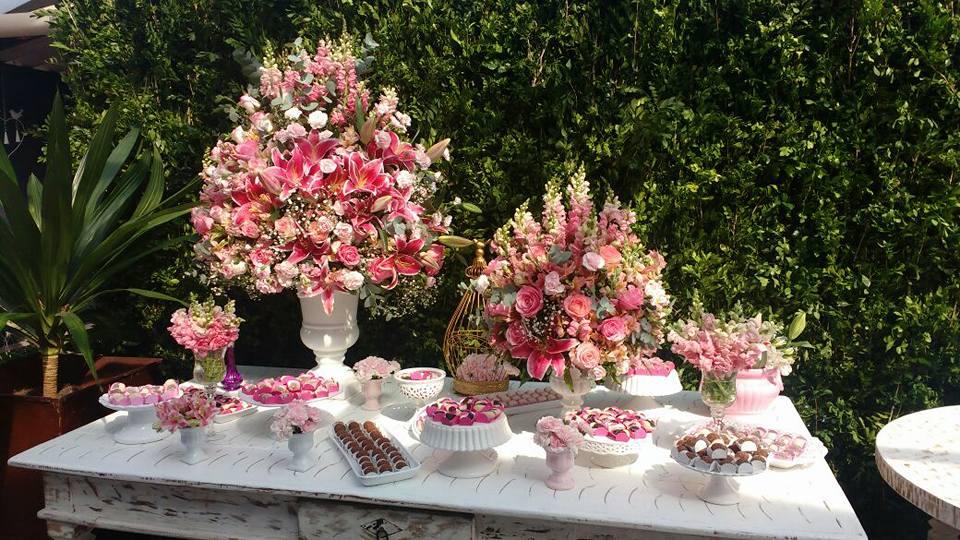 usando flores na decoração do chá de bebê