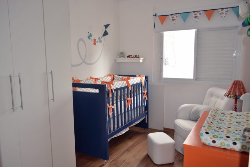 quarto de bebê simples, pintando o berço