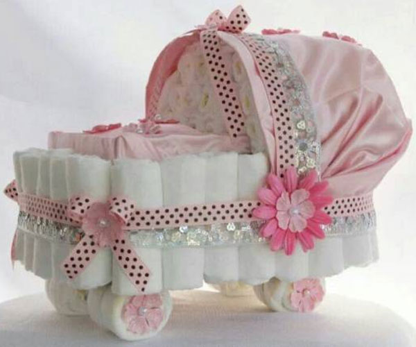 bolo de fraldas em formato de carrinho de bebê