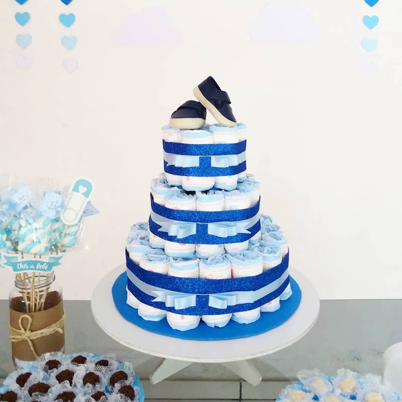 bolo de fraldas com sapatinhos na decoração