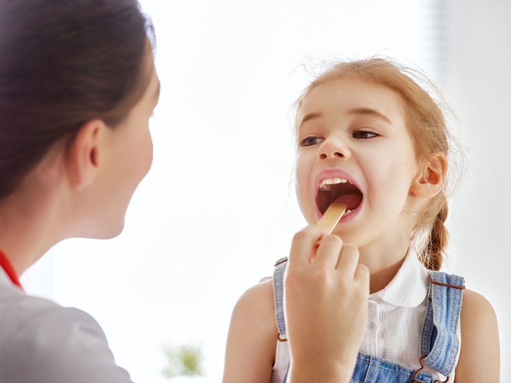causas do mau hálito em crianças